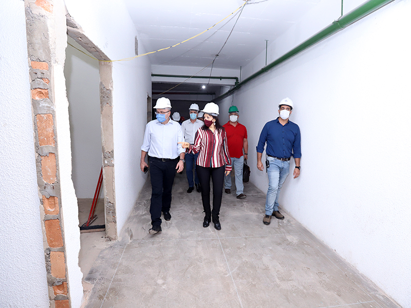 O prefeito Dário Saadi e a secretária de Cultura Sandra Ciocci inspecionam as instalações