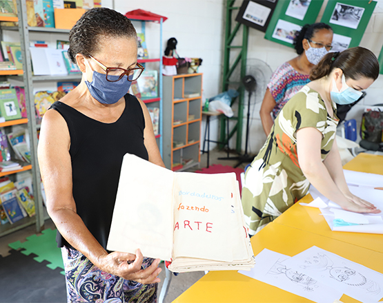 Maria Marinho, do projeto “Bordadeiras fazendo arte”, apresenta livro feito em bordado