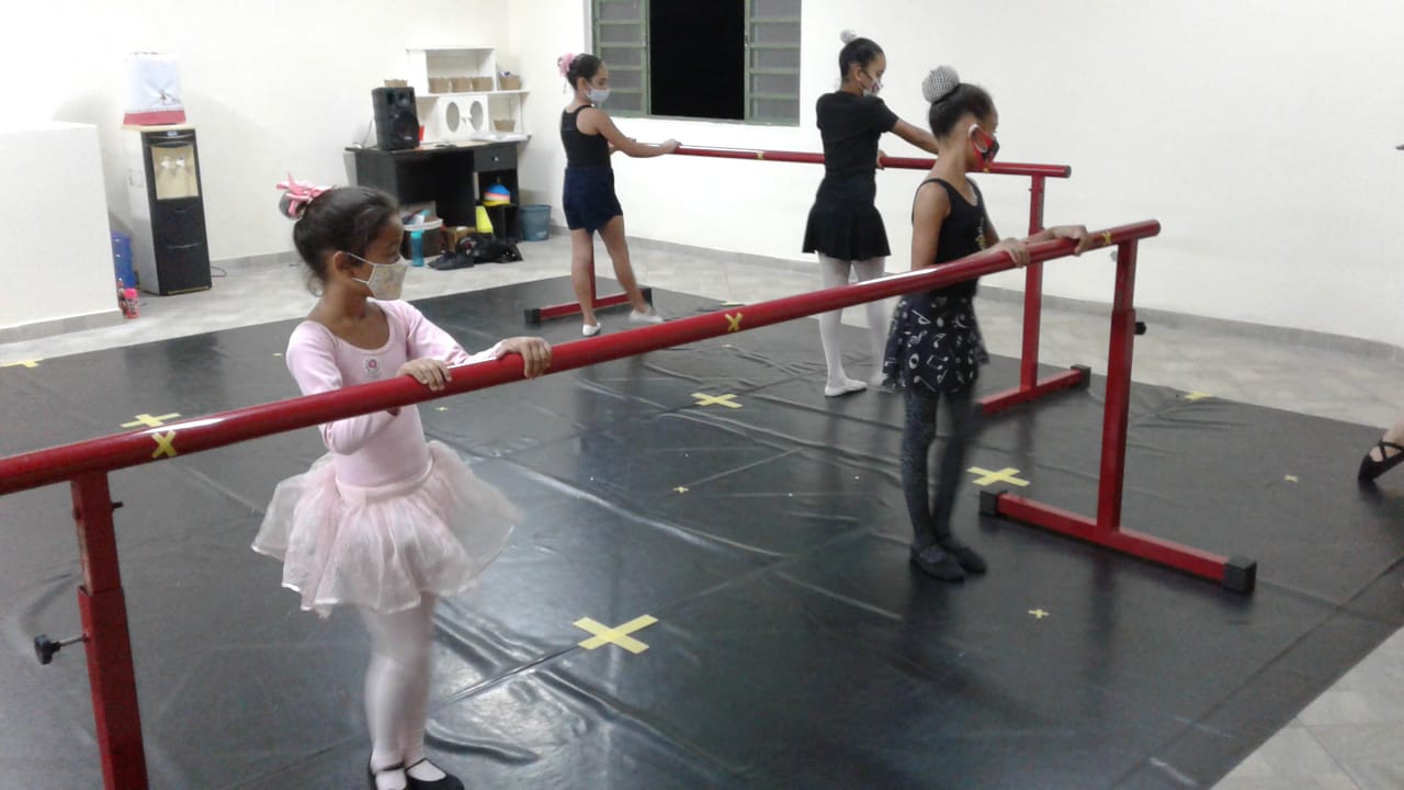 Aula de ballet no ponto de Cultura Instituto Arnea 